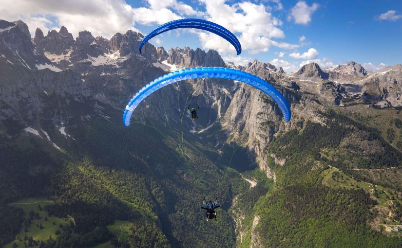 Über die Dolomiten fliegen